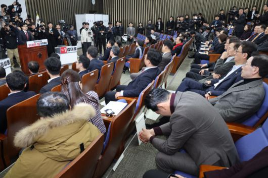 윤석열 대통령의 담화를 비판한 한동훈 국민의힘 대표에게 친윤 의원들의 강한 항의가 이어지자 친한계인 장동혁 의원이 머리를 숙인 채 괴로워 하고 있다. (사진=연합뉴스)