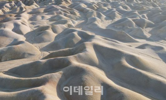모래사막(또는 소금사막)이라고 불리는 뜻의 ‘구룬 파사르 부숭’
