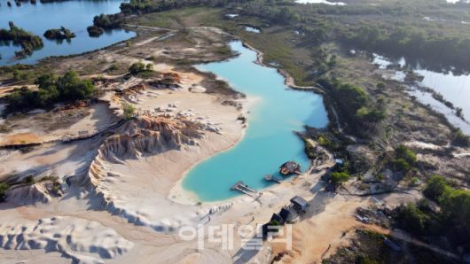 인도네시아 빈탄의 대표적인 관광지인 ‘파사르 비루’는 모래사막(또는 소금사막)이라고 불리는 뜻의 ‘구룬 파사르 부숭’과 푸른 오아시스(인공호수)를 뜻하는 ‘텔라가 비루’를 합친 말이다. 사막같은 풍경에 에메랄드빛 호수가 어우러진 풍경은 마치 영화 속 한장면을 연상케한다.