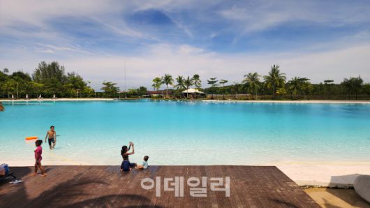 물놀이를 사랑하는 이들에게 빈탄리조트 내 ‘트레저베이’는 천국같은 곳이다. 투명한 바닷물을 끌어와 만든 거대 라군은 그 자체로 장관이다.