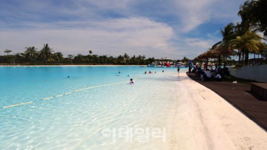 물놀이를 사랑하는 이들에게 빈탄리조트 내 ‘트레저베이’는 천국같은 곳이다. 투명한 바닷물을 끌어와 만든 거대 라군은 그 자체로 장관이다.