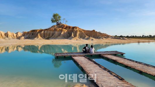인도네시아 빈탄의 대표적인 관광지인 ‘파사르 비루’는 모래사막(또는 소금사막)이라고 불리는 뜻의 ‘구룬 파사르 부숭’과 푸른 오아시스(인공호수)를 뜻하는 ‘텔라가 비루’를 합친 말이다. 사막같은 풍경에 에메랄드빛 호수가 어우러진 풍경은 마치 영화 속 한장면을 연상케한다.