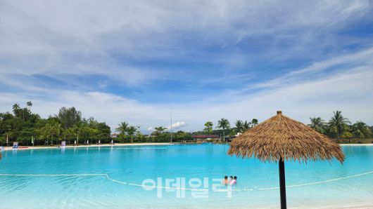 물놀이를 사랑하는 이들에게 빈탄리조트 내 ‘트레저베이’는 천국같은 곳이다. 투명한 바닷물을 끌어와 만든 거대 라군은 그 자체로 장관이다.