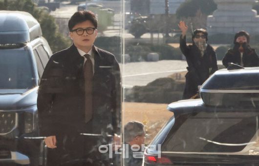 [이데일리 노진환 기자] 한동훈 국민의힘 당대표가 16일 오전 서울 여의도 국회에 도착해 본청으로 들어서고 있다.