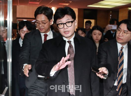 [이데일리 노진환 기자] 한동훈 국민의힘 당대표가 16일 오전 서울 여의도 국회에 도착해 당대표실로 들어가고 있다.