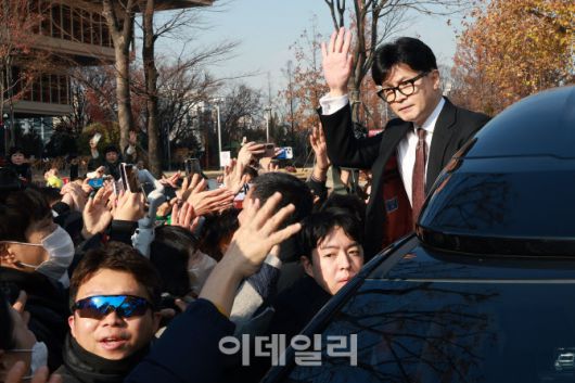 [이데일리 노진환 기자] 한동훈 국민의힘 대표가 16일 오전 서울 여의도 국회에서 당대표 사퇴 기자회견을 마치고 이동하던 중 지지자들에게 인사를 하고 있다.
