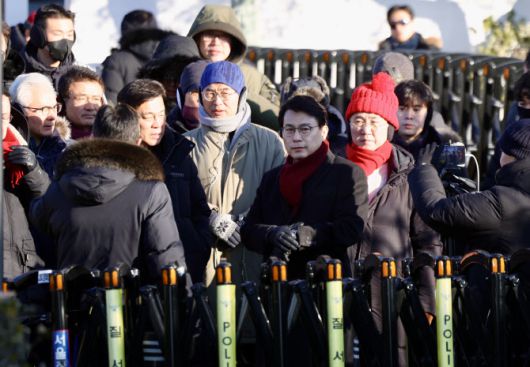 윤상현 의원을 비롯한 국민의힘 의원들이 10일 오전 서울 용산구 한남동 대통령 관저 출입구 앞에 모여있다. (사진 = 뉴시스)