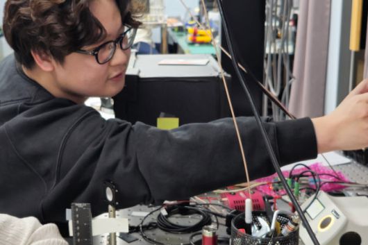 GQT Korea의 연구원들이 양자암호용 단일광자검출기의 성능을 시험하고 있다. 사진=지큐티코리아 제공