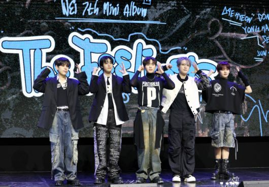 위아이 장대현(왼쪽부터)과 유용하, 김준서, 김동한, 강석화 이 15일 서울 서대문구 예스24 원더로크홀에서 가진 미니 7집 ‘더 필링스’ 발매 쇼케이스에서 포즈를 취하고 있다.(사진=뉴스1)