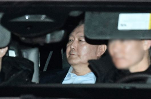 윤석열 대통령이 15일 경기도 정부과천청사 고위공직자범죄수사처(공수처)에서 조사를 마친 뒤 서울구치소로 향하고 있다. (사진=뉴시스)