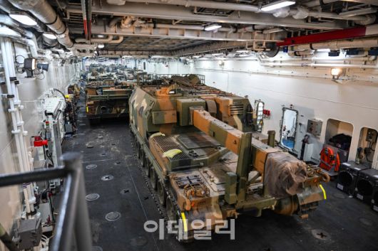 천자봉함에 육군 장비를 탑재하고 있다. (사진=국방부)