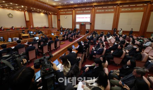 [사진공동취재단] 21일 오후 서울 종로구 재동 헌법재판소에서 윤석열 대통령 탄핵심판 3차 변론기일이 열리고 있다. 윤 대통령이 피청구인 측에 자리하고 있다.