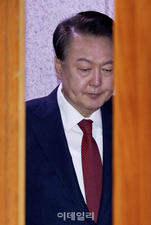 [사진공동취재단] 윤석열 대통령이 21일 오후 서울 종로구 재동 헌법재판소에서 열린 탄핵심판 3차 변론기일에 출석하고 있다.