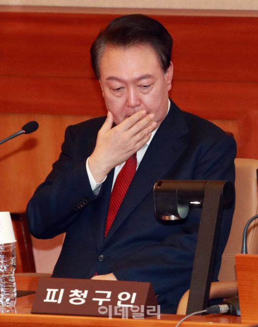 [이데일리 노진환 기자] 윤석열 대통령이 21일 오후 서울 종로구 재동 헌법재판소에서 열린 탄핵심판 3차 변론기일에 출석해 피청구인 측에 자리하고 있다.