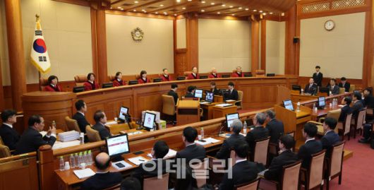 [이데일리 노진환 기자] 21일 오후 서울 종로구 재동 헌법재판소에서 윤석열 대통령 탄핵심판 3차 변론기일이 열렸다. 윤 대통령이 피청구인 측에 자리하고 있다.