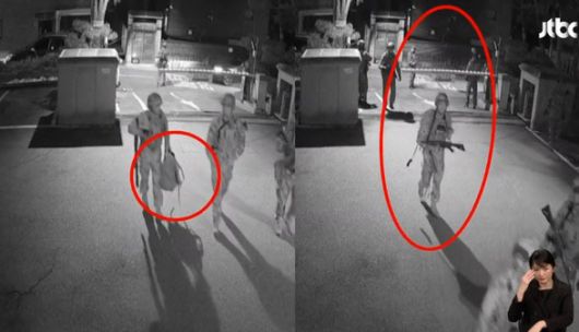 4일 새벽 중앙선관위 과천 청사 등에 투입된 계엄군들이 뭔가를 손에 들고 선관위 청사를 나오고 있다. 사진=JTBC 방송 화면 캡처