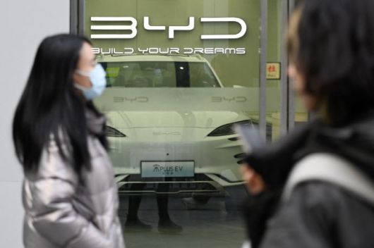 중국 베이징에 위치한 BYD 전시장 앞을 시민들이 지나가고 있다. (사진=AFP)