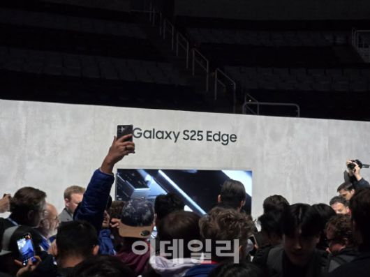 22일 미국 새너제이 SAP센터에서 ‘갤럭시 언팩 2025’가 개최됐다. 갤럭시 S25 엣지 콘셉트폰을 보기 위해 사람들이 몰려있다(사진=윤정훈 기자)
