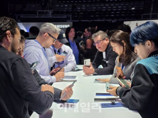 22일 미국 새너제이 SAP센터에서 ‘갤럭시 언팩 2025’가 개최됐다. 사람들이 갤럭시 S25를 살펴보고 있다(사진=윤정훈 기자)