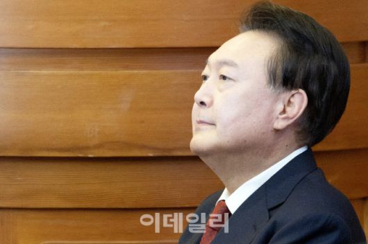 윤석열 대통령이 21일 오후 서울 종로구 재동 헌법재판소에서 열린 탄핵심판 3차 변론기일에 출석해 피청구인 측에 자리하고 있다. (사진=이데일리 노진환 기자)