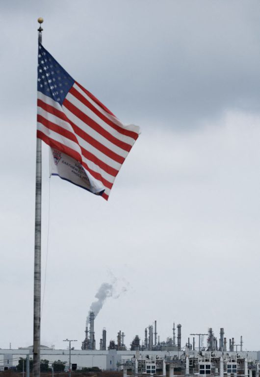 미국 캘리포니아주 필립스 66 윌밍턴 정유소 인근에 미국 성조기가 펄럭이고 있다.(사진=로이터)