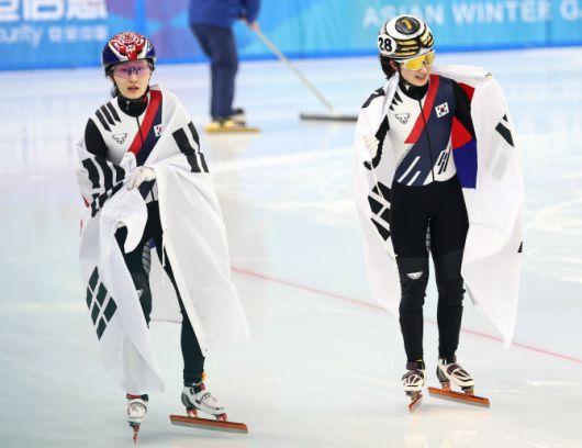 9일 중국 하얼빈 헤이룽장 빙상훈련센터에서 열린 동계아시안게임 쇼트트랙 여자 1000m 결승에서 우승한 최민정이 은메달 김길리와 태극기를 몸에 두르고 기뻐하고 있다. 사진=연합뉴스