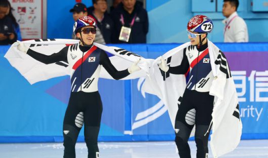 9일 중국 하얼빈 헤이룽장 빙상훈련센터 다목적홀에서 열린 하얼빈 동계아시안게임 쇼트트랙 남자 1000m 결승에서 금메달을 차지한 장성우(오른쪽)와 은메달을 차지한 박지원이 태극기를 두르고 세리머니를 하고 있다. 사진=연합뉴스