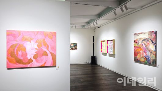 서울 중구 통일로 KG타워 갤러리선에서 열고 있는 ‘복 주는 화사전: 스네이크 센스’ 전경. 곽재선문화재단이 할리스와 함께 진행한 ‘제3회 아트공모전’ 수상작을 비롯해 주요 참여작 40여 점을 걸고 세웠다. 왼쪽으로 최우수상을 받은 오승언의 ‘벌거숭이’(2023, 116.8×91.0㎝)가, 오른쪽으로 우수상을 받은 레아 인의 ‘매직 스펠’(2024, 106.0×90.0㎝·앞)과 장영준의 ‘산광수색’(2024, 77.6×65.4×10.0㎝·둘 중 오른쪽)이 나란히 걸렸다(사진=오현주 문화전문기자).