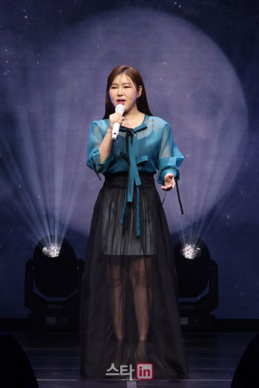 가수 송가인이 11일 서울 강서구 스카이아트홀에서 열린 의 정규 4집 ‘가인;달’ 발매 쇼케이스에서 멋진 무대를 선보이고 있다. (사진=이영훈 기자)