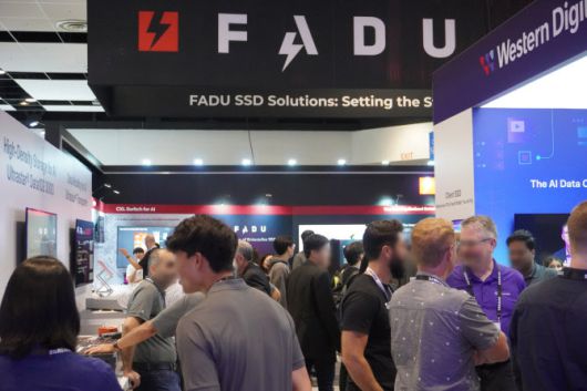 지난해 8월 열린 세계 최대 규모 반도체 전시회 ‘2024 FMS’에서 관람객들이 파두 부스를 둘러보고 있다.