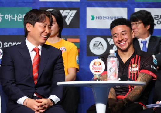 13일 서울 서대문구 스위스 그랜드호텔에서 열린 ‘하나은행 K리그1 2025 개막 미디어데이’에서 FC서울 김기동 감독과 린가드가 밝은 표정으로 이야기를 나누고 있다. 사진=연합뉴스