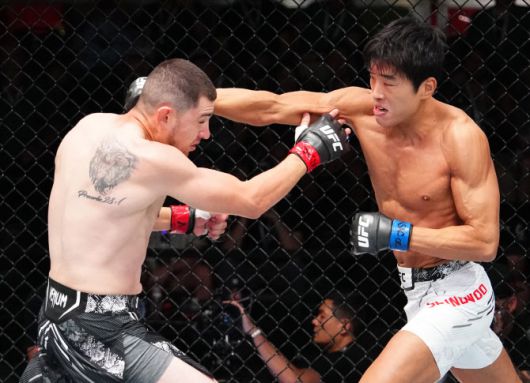 UFC 데뷔전을 치르는 상대와 대결하는 ‘스팅’ 최승우(오른쪽). 사진=UFC