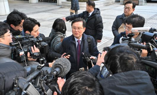 윤석열 대통령 측 변호인 윤갑근 변호사가 20일 서울 서초구 서울중앙지법에서 열린 윤석열 대통령 내란혐의 첫 형사재판에 출석하며 취재진의 질문에 답하고 있다. (사진=공동취재단)