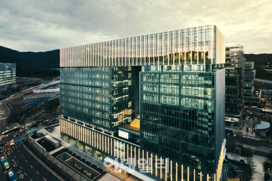 최근 입주를 마친 놀유니버스 판교 사옥 ‘텐엑스’(10X) 전경. ‘여행과 여가를 10배 더 쉽게 만들겠다’는 목표를 담았다.(사진=놀유니버스)