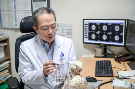 이영목 교수가 미토드리아 질환이 뇌에 미치는 영향을 설명하고 있다. (사진=강남세브란스병원)