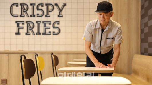 일본 맥도날드의 한 매장에서 시니어 직원이 일하고 있는 모습.(사진=일본 맥도날드 홈페이지)