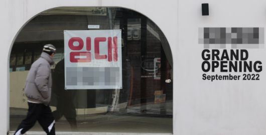 25일 서울 한 상점에 임대광고가 붙어 있다. 이 상점은 지난 2022년 9월 개업했지만 3년도 안 돼 폐업했다. 한편 한국경제인협회가 자영업자 500명을 설문 조사한 결과 지난해 자영업자들의 매출, 순이익 등 사업 실적이 크게 악화됐다는 분석이 나왔다.(사진=연합뉴스)