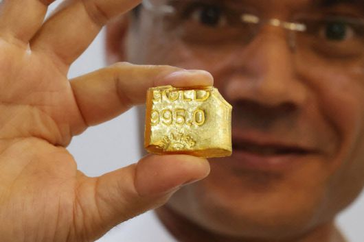 쿠웨이트시티의 한 보석상이 자신의 가게에서 금괴를 진열하고 있다.(사진=AFP)