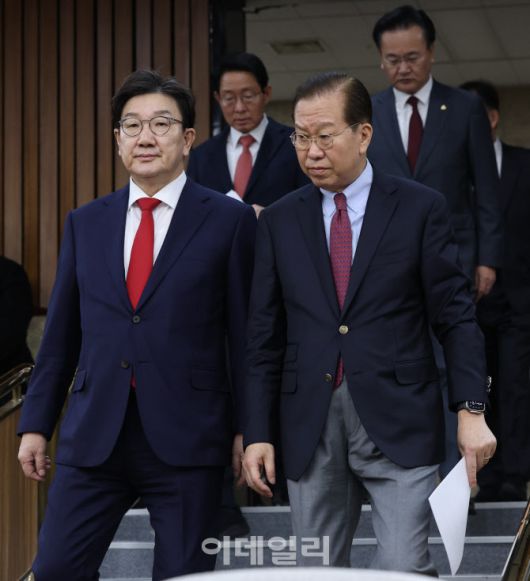 [이데일리 노진환 기자] 권영세 국민의힘 비상대책위원장과 권성동 원내대표가 26일 오전 서울 여의도 국회에서 열린 주주 권익 및 기업가치 제고를 위한 경제단체 간담회에 참석하고 있다.