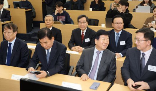 4일 서울대 아시아연구소에서 열린 국가미래전략원 정치개혁 대담회 ‘국가원로들, 개헌을 말하다’에 정운찬 전 총리(왼쪽부터 시계방향으로), 김종인 전 국민의힘 비상대책위원장, 이낙연, 김부겸 전 총리, 유홍림 서울대 총장, 박병석, 김진표 전 국회의장이 참석해 있다. (사진 = 연합뉴스)