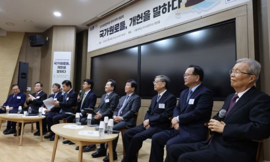 4일 서울대 아시아연구소에서 열린 국가미래전략원 정치개혁 대담회 ‘국가원로들, 개헌을 말하다’에 정대철 대한민국헌정회 회장(왼쪽부터), 이낙연, 정운찬 전 총리, 김진표 전 국회의장, 강원택 국가미래전략원장, 정세균 전 총리, 박병석 전 국회의장, 김황식, 김부겸 전 총리, 김종인 전 국민의힘 비상대책위원장이 참석해 있다.(사진 = 연합뉴스)