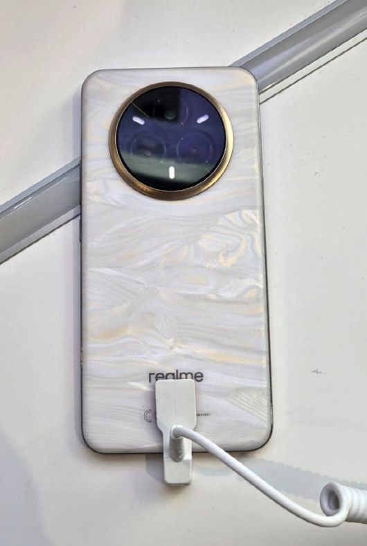 리얼미 14프로. 온도가 16도 이상일 땐 진주광택의 크림색을 띤다.