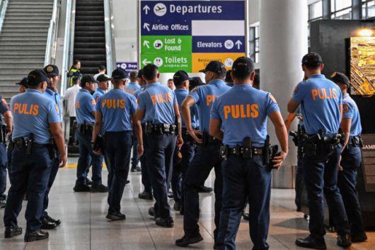 11일(현지시간) 마닐라 국제공항에서 경찰들이 로드리고 두테르테 전 필리핀 대통령의 도착을 기다리며 모여 있다. (사진=AFP)