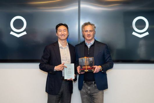 정기선 HD현대 수석부회장(왼쪽)이 지난 6일(현지시간) 미국 워싱턴 팔란티어 사무실에서 알렉스 카프 최고경영책임자(CEO)와 만나 기념촬영을 하고 있다.(사진=HD현대 링크트인 캡처)