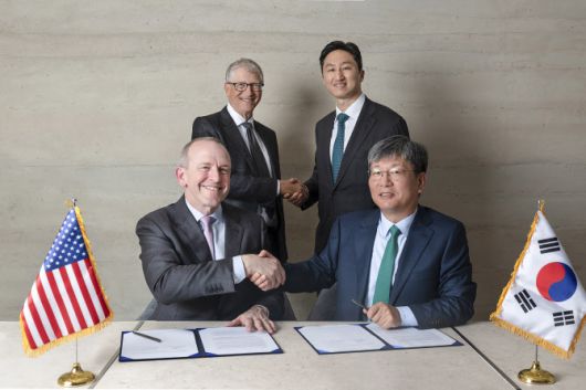 HD현대가 테라파워와 ‘나트륨 원자로의 상업화를 위한 제조 공급망 확장 전략적 협약’을 체결했다고 12일 밝혔다. 사진 오른쪽부터 원광식 HD현대중공업 해양에너지사업본부장, 정기선 HD현대 수석부회장, 테라파워의 빌 게이츠 창업자, 크리스 르베크 최고경영자(CEO).(사진=HD현대)