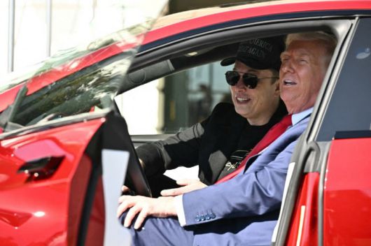 11일(현지시간) 워싱턴 DC 백악관 남쪽 현관에서 도널드 트럼프 미국 대통령과 일론 머스크테슬라 최고경영자(CEO)가 테슬라 차량에 앉아 기자들과 이야기를 나누고 있다. (사진=AFP)