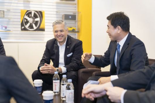 지난 2월 28일, 쉐보레 서울 신촌 대리점을 방문해 대리점 관계자들과 미팅을 진행 중인 헥터 비자레알(왼쪽) 사장(사진=GM)