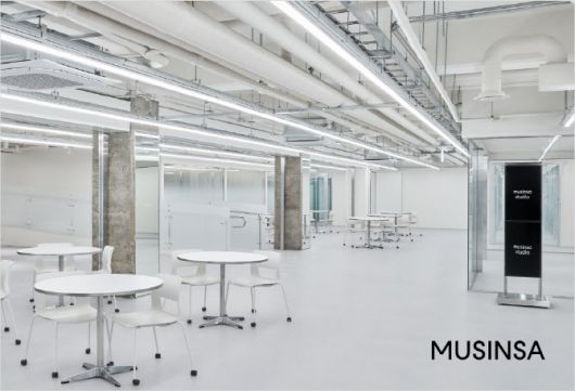 무신사 스튜디오 동대문 종합시장점의 라운지 모습 (사진=무신사)