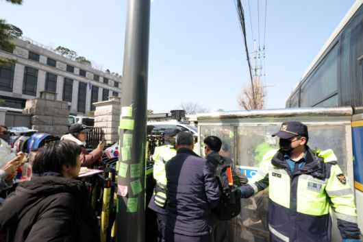 14일 서울 종로구 헌법재판소 정문 인근에 경찰 차단벽과 바리케이트가 설치돼있다. (사진=뉴시스)