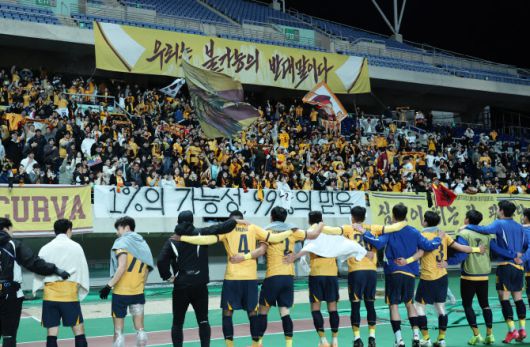 12일 광주월드컵경기장에서 열린 아시아축구연맹(AFC) 챔피언스리그엘리트(ACLE) 광주FC와 비셀 고베의 16강 2차전. 아사니의 연장 후반전 골로 1, 2차전 합계 3-2 승리로 8강에 오른 광주 선수들이 기뻐하고 있다. 사진=연합뉴스